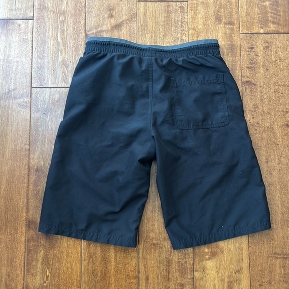 The North Face Black Knee Length
Relaxed Fit Swimming Shorts Kid's
Size M - Picture 8 of 8